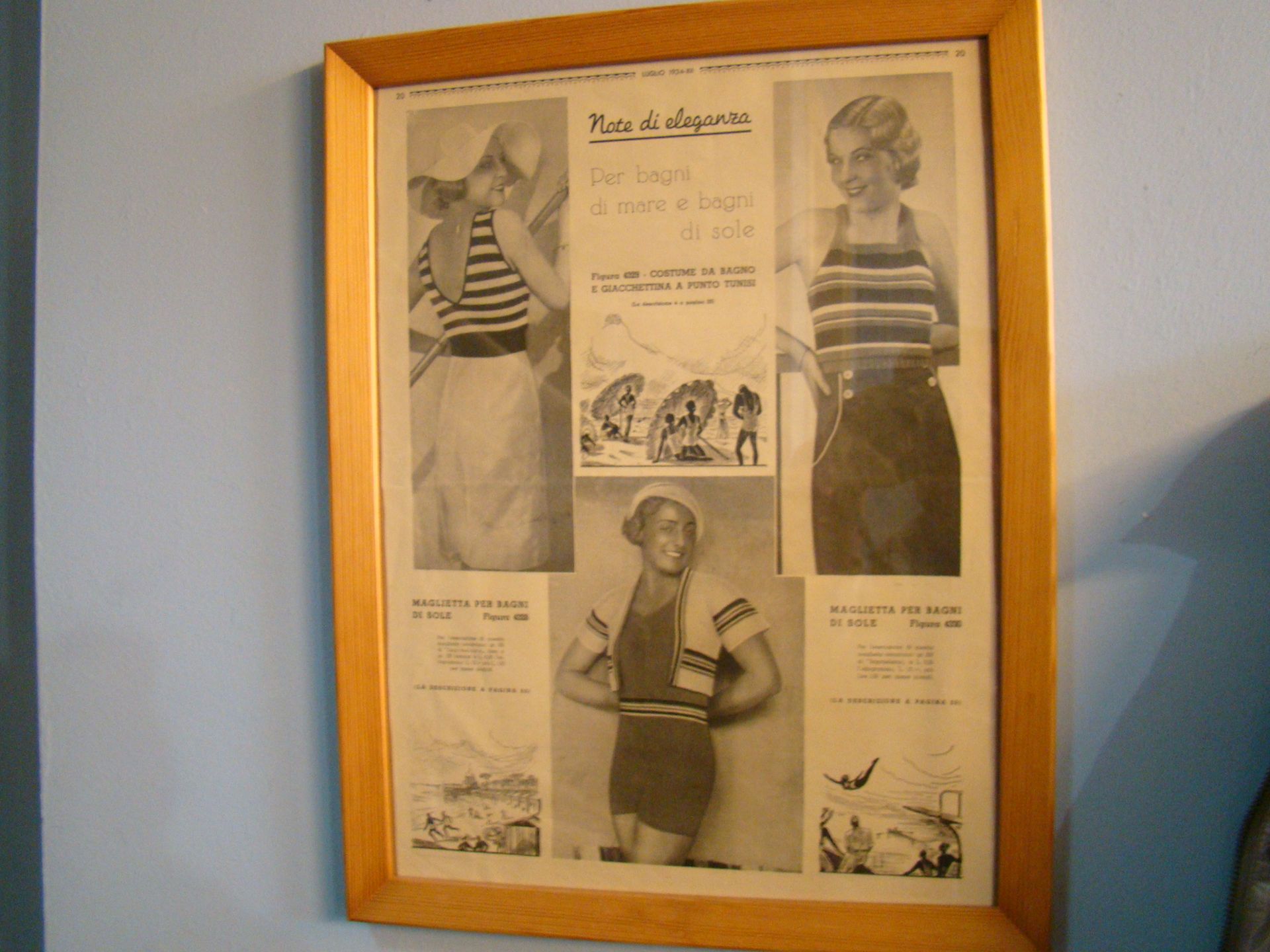 Una foto in bianco e nero di una donna è incorniciata su un muro