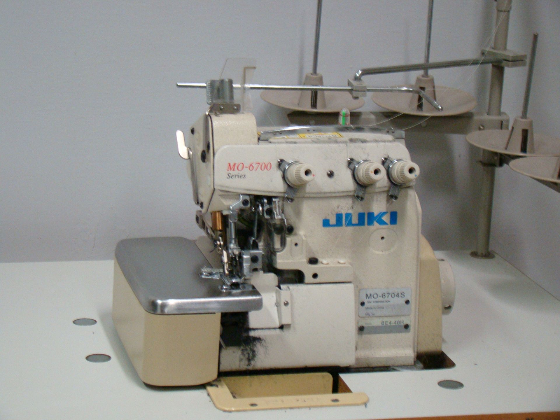 Una macchina da cucire Juki è appoggiata su un tavolo