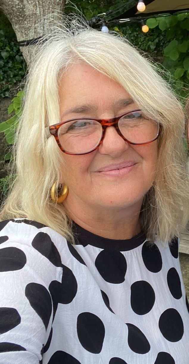 A picture of a lady taking a selfie.