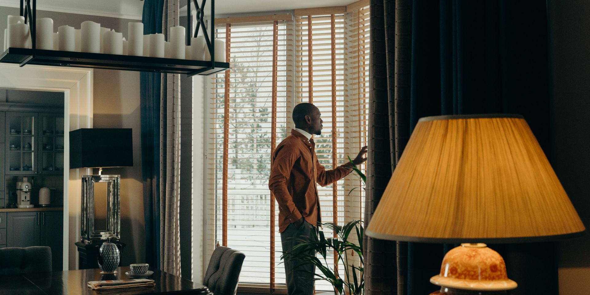 The Art of Layering: Combining Curtains and Blinds for a Luxurious Look 1