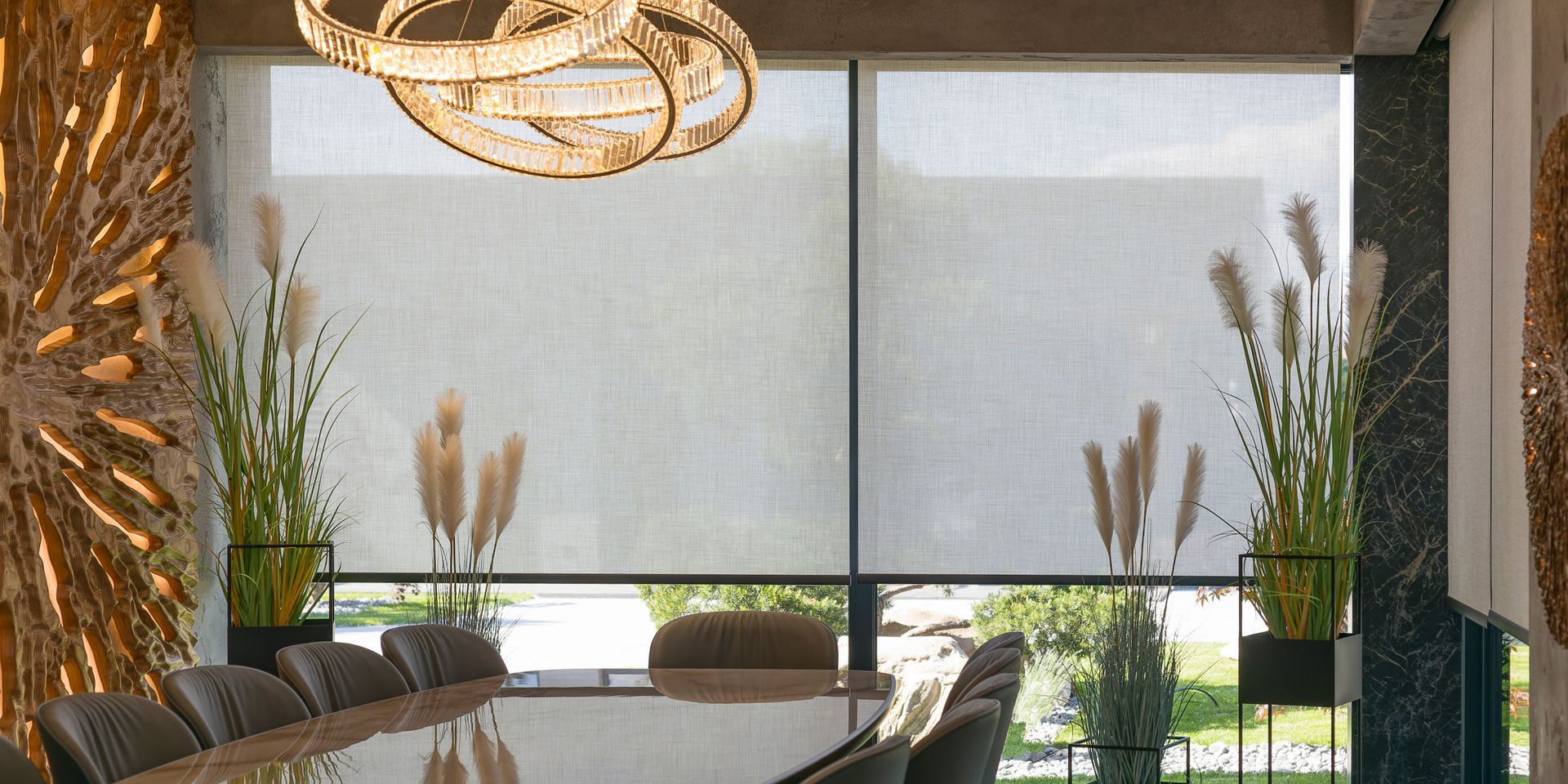 The Art of Layering: Combining Curtains and Blinds for a Luxurious Look 2