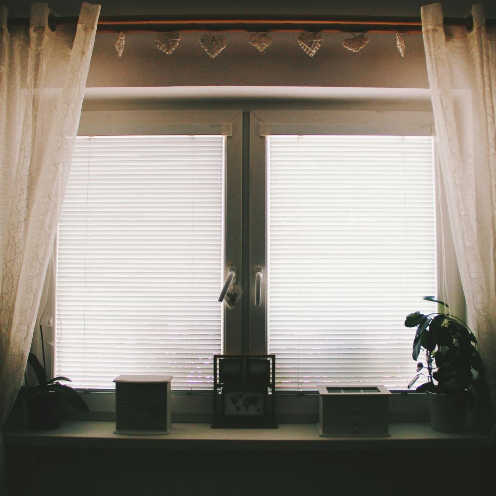 The Art of Layering: Combining Curtains and Blinds for a Luxurious Look
