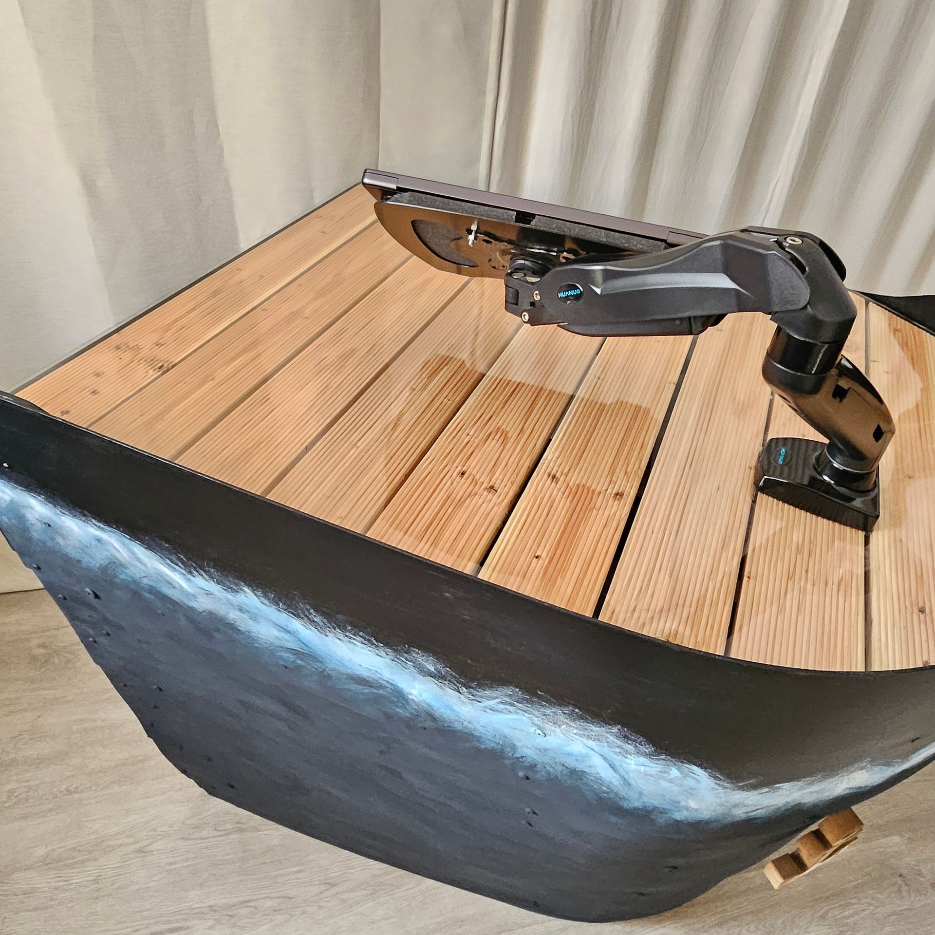 Upcycling Design Schreibtisch Unikat von Nordfische mit Rollen und Notebook Halterung Nahaufnahme