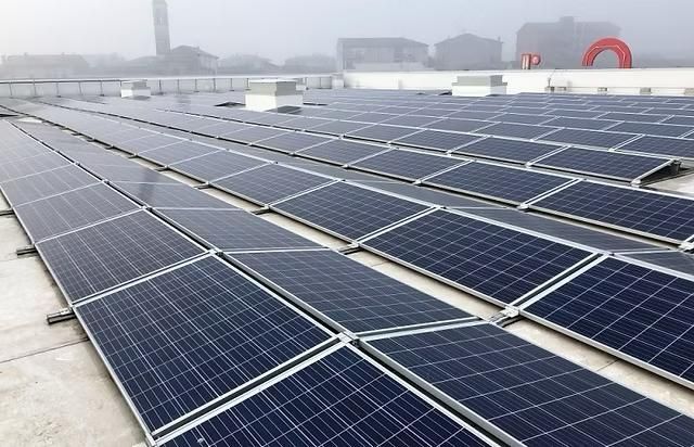 Pannelli solari su un tetto piano. Giornata nuvolosa.