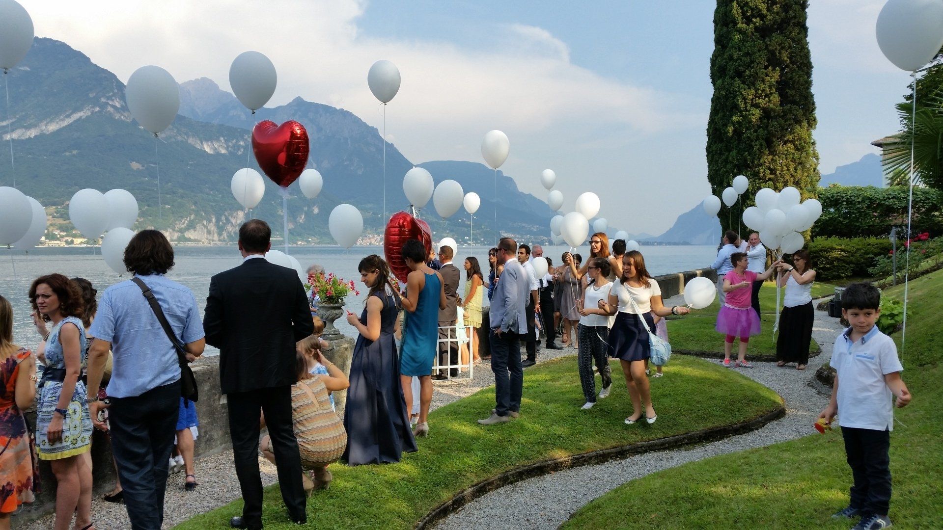 palloncini decorativi per festa all'aperto