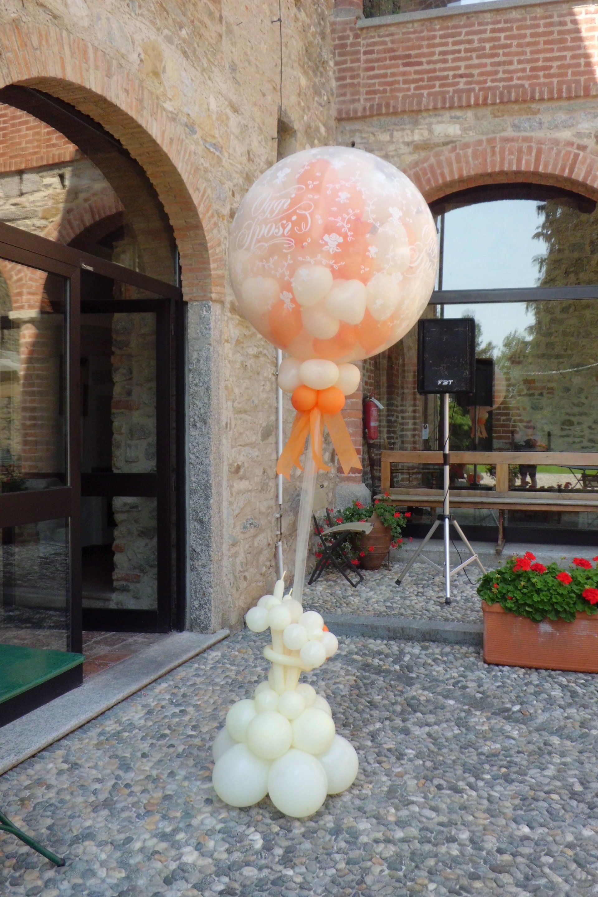 decorazioni con palloncini bianchi e arancioni