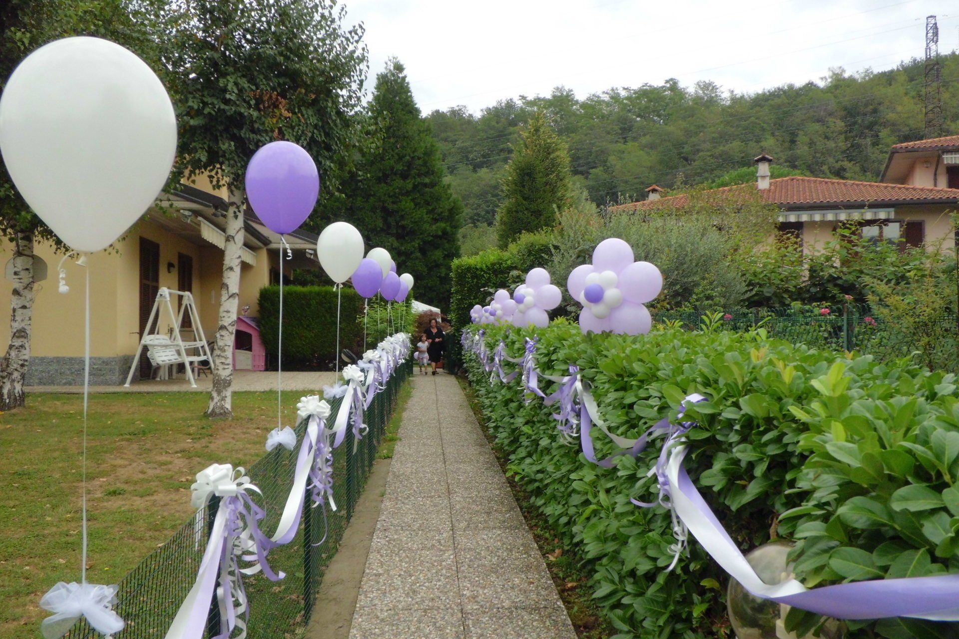 decorazioni esterne con palloncini bianchi e viola