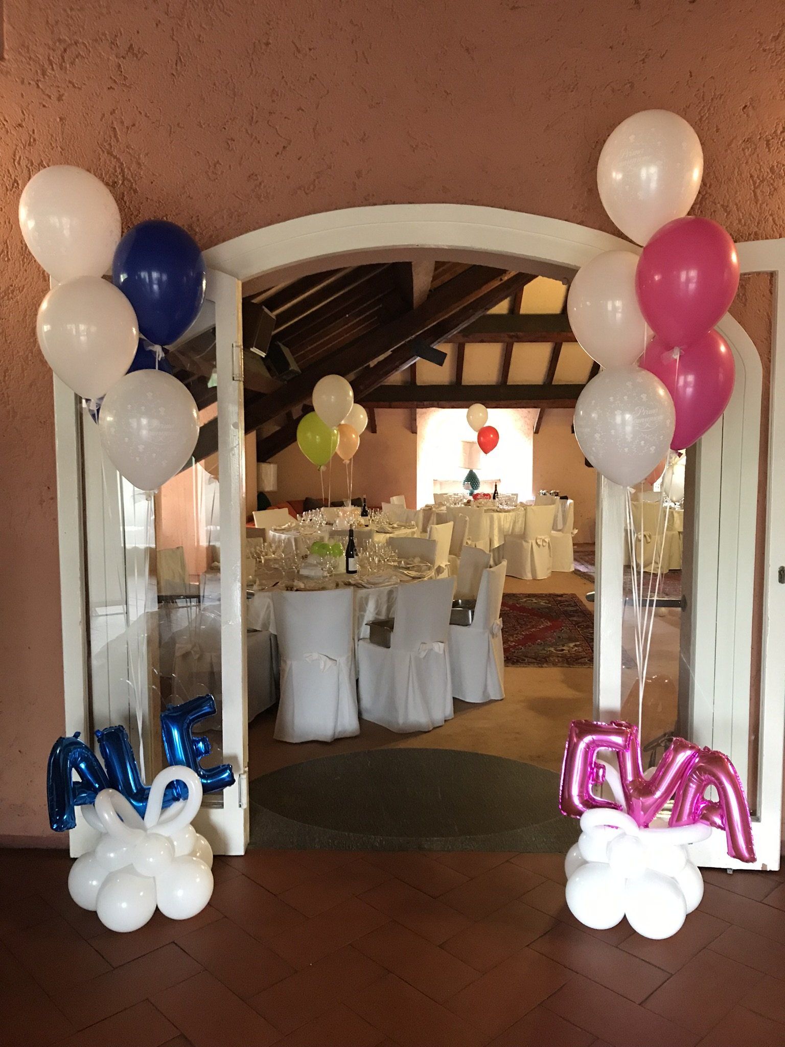 allestimento sala con palloncini