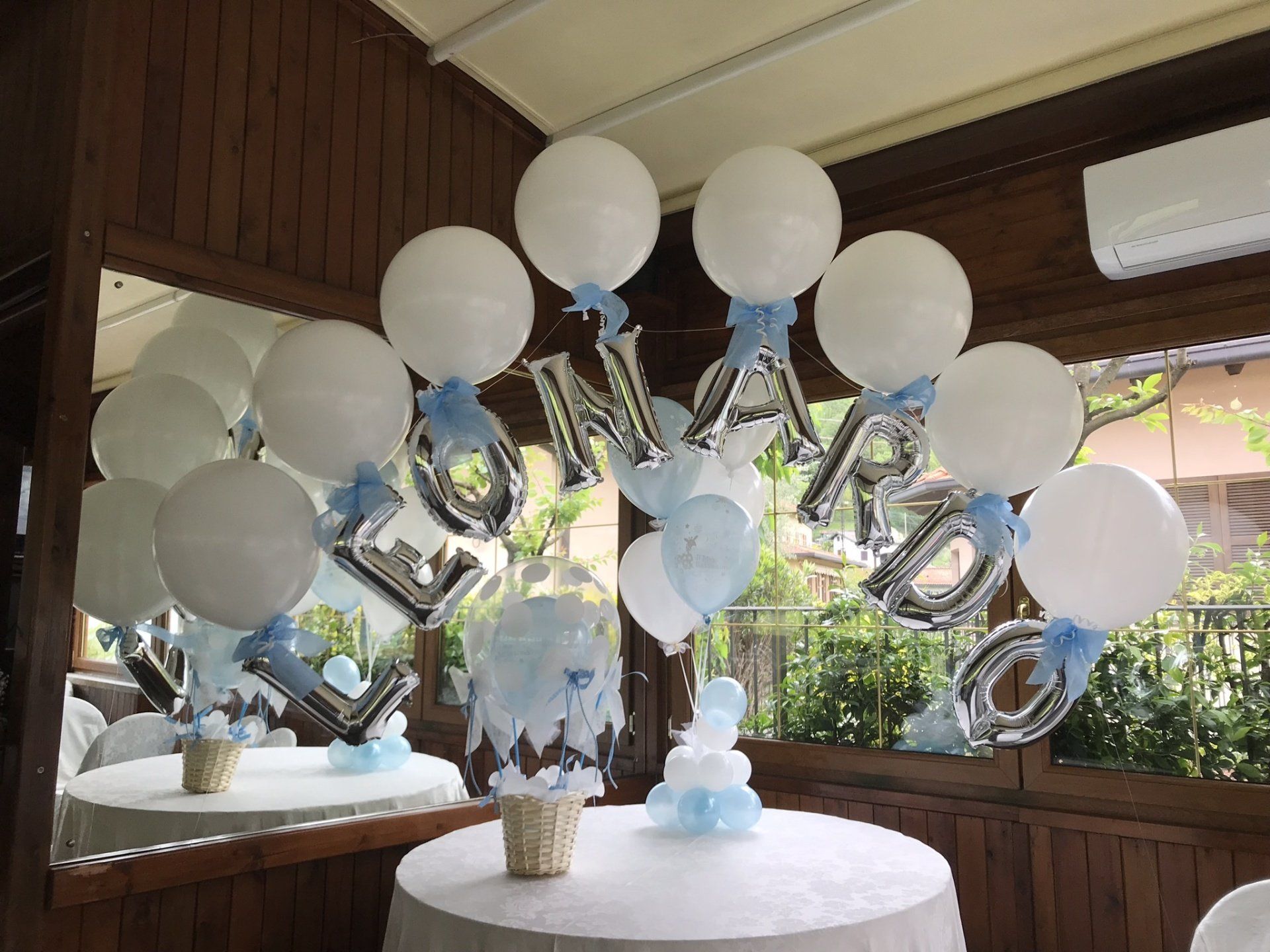 decorazione con palloncini bianchi per bambino