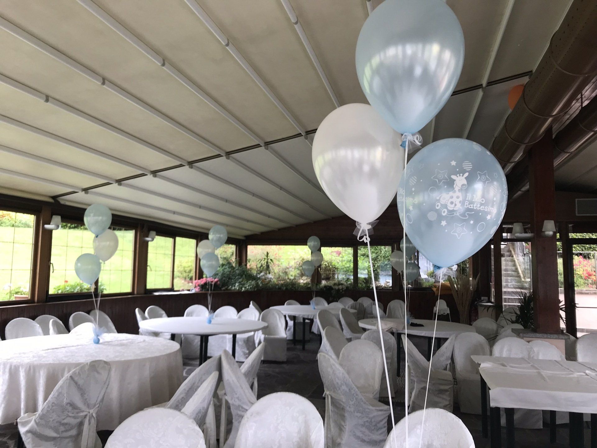 decorazione con palloncini per battesimo di un bimbo