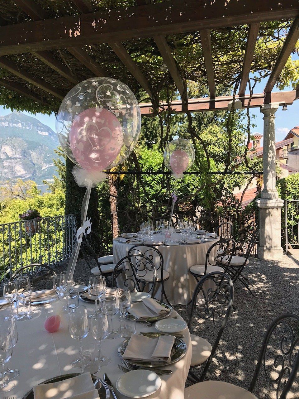 allestimento con palloncini rosa per battesimo bimba