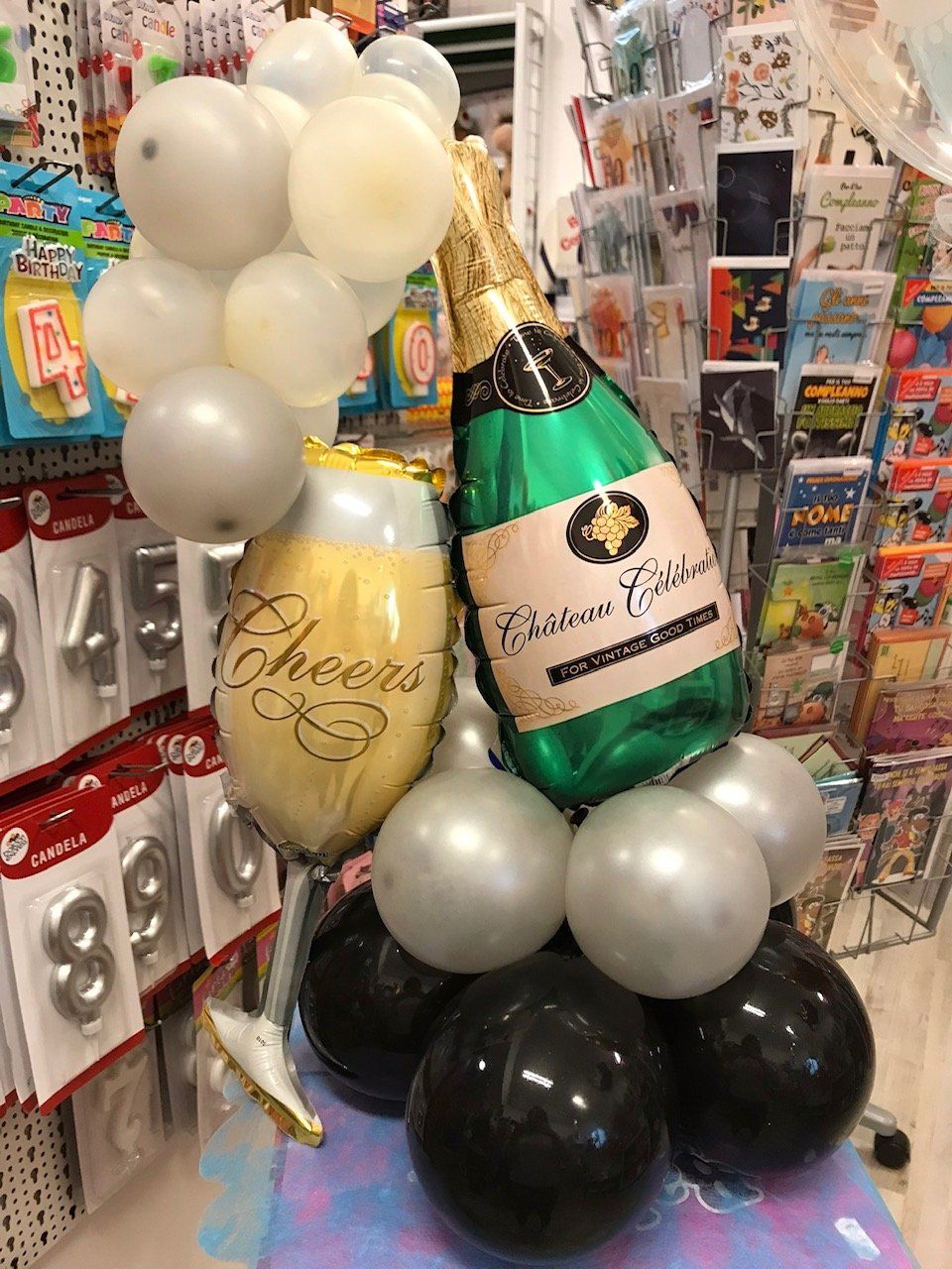palloncini argento e neri in negozio