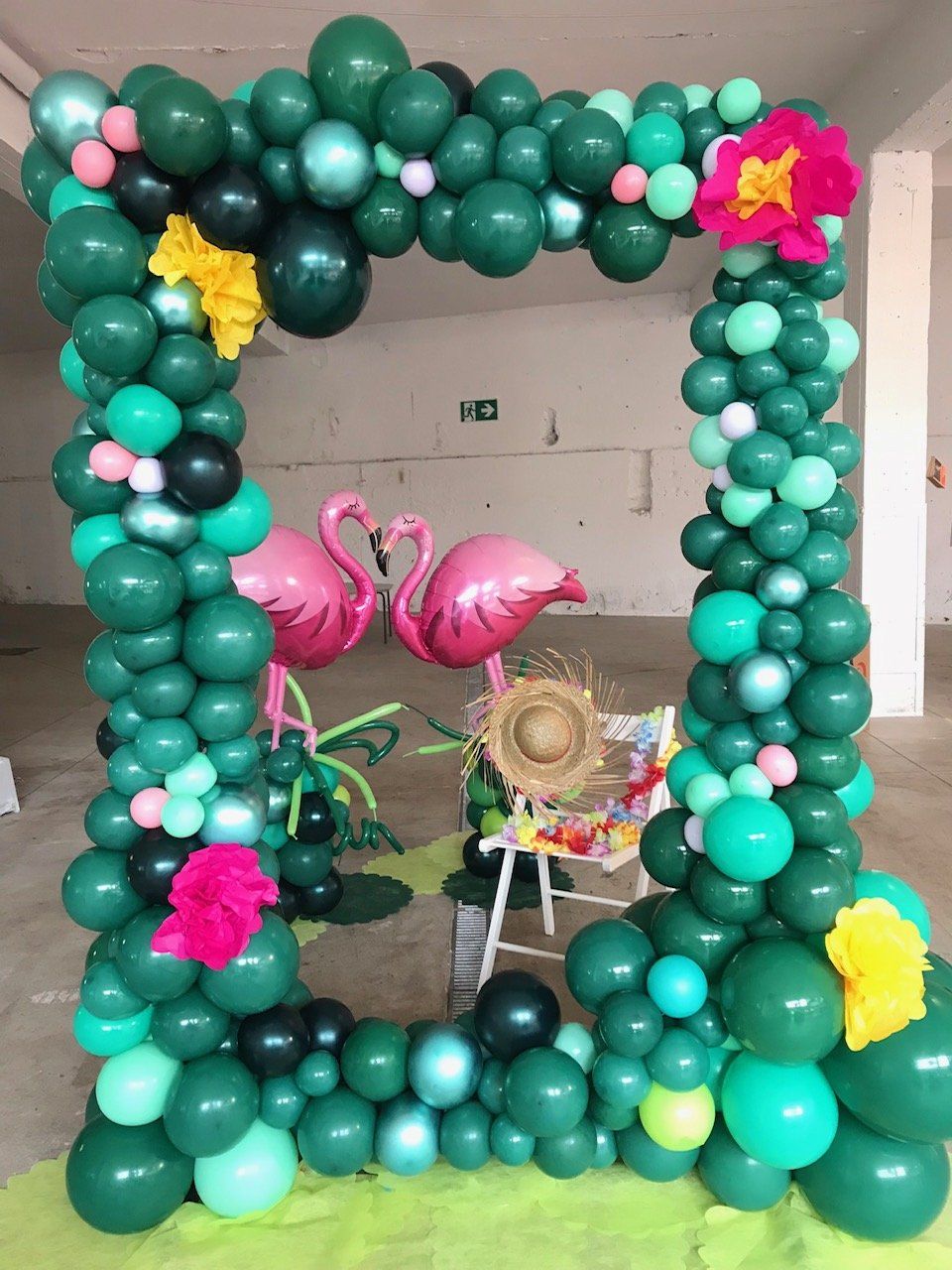 cornice di palloncini verdi