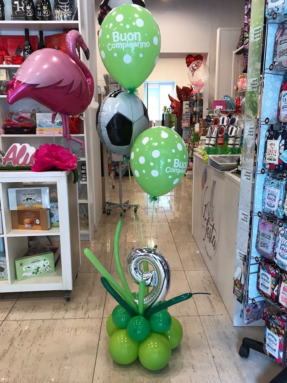 palloncini verdi in negozio