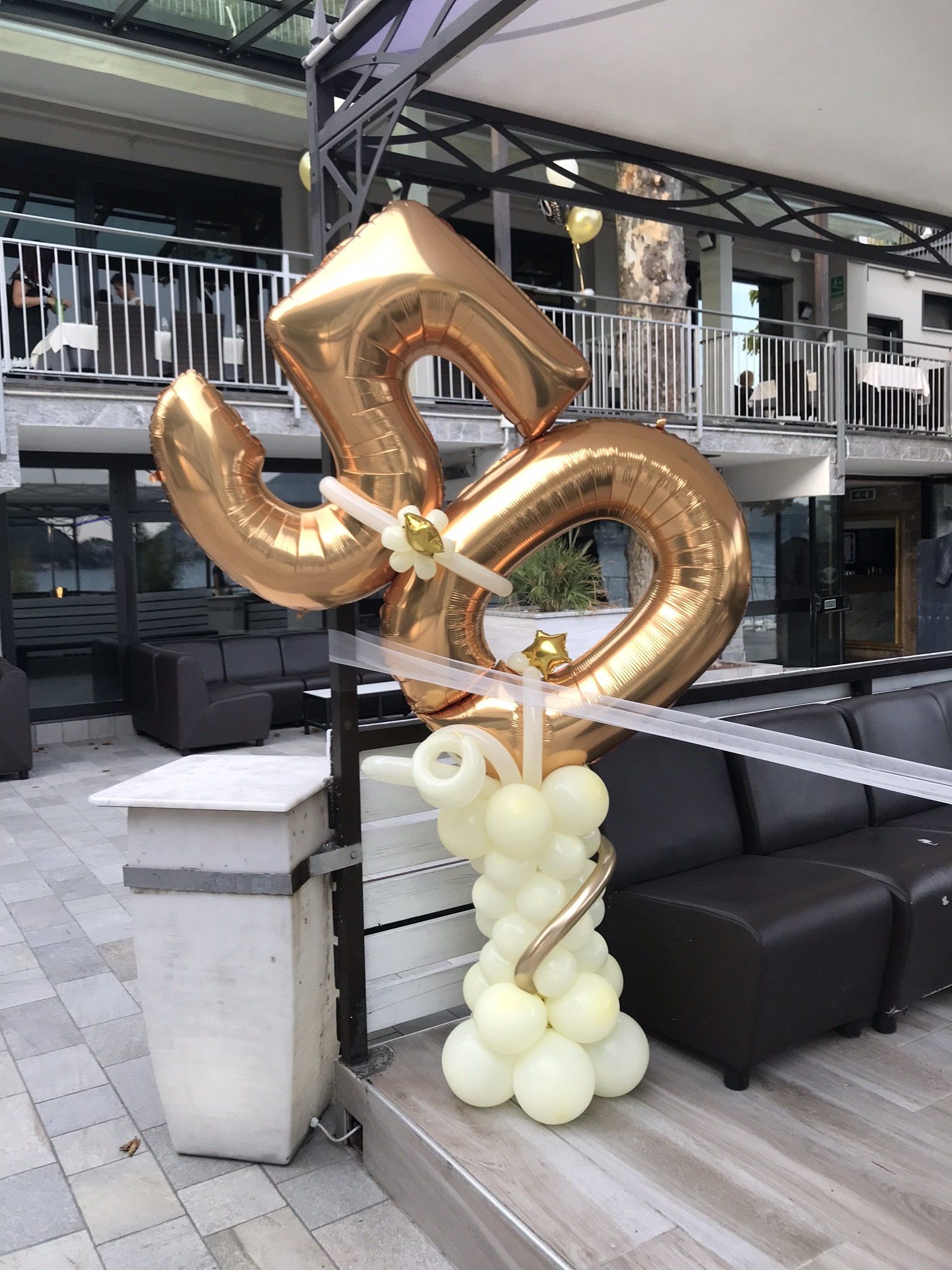 palloncini dorati per cinquantesimo anniversario