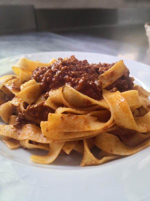 Pasta al ragù su un piatto bianco.