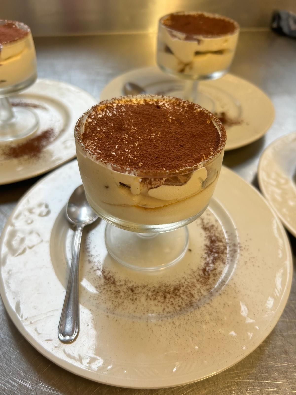 Spiedini di carne cruda con peperoni rossi e gialli, pronti per essere grigliati.