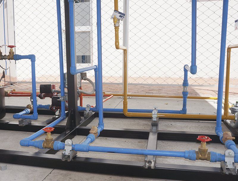 Un montón de tubos azules y amarillos están conectados entre sí.