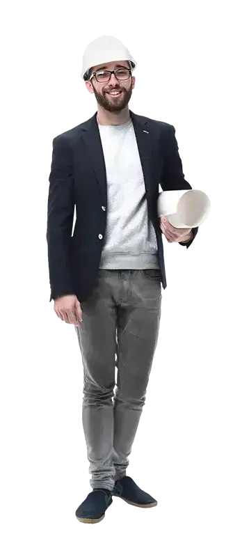 Arquitecto con casco y chaqueta blancos, sosteniendo planos, sonríe, cuerpo entero, fondo blanco.