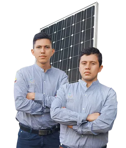 Dos hombres con camisas grises y los brazos cruzados se encuentran frente a un panel solar.