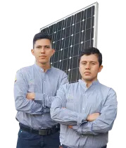 Dos hombres con camisas grises y los brazos cruzados se encuentran frente a un panel solar.
