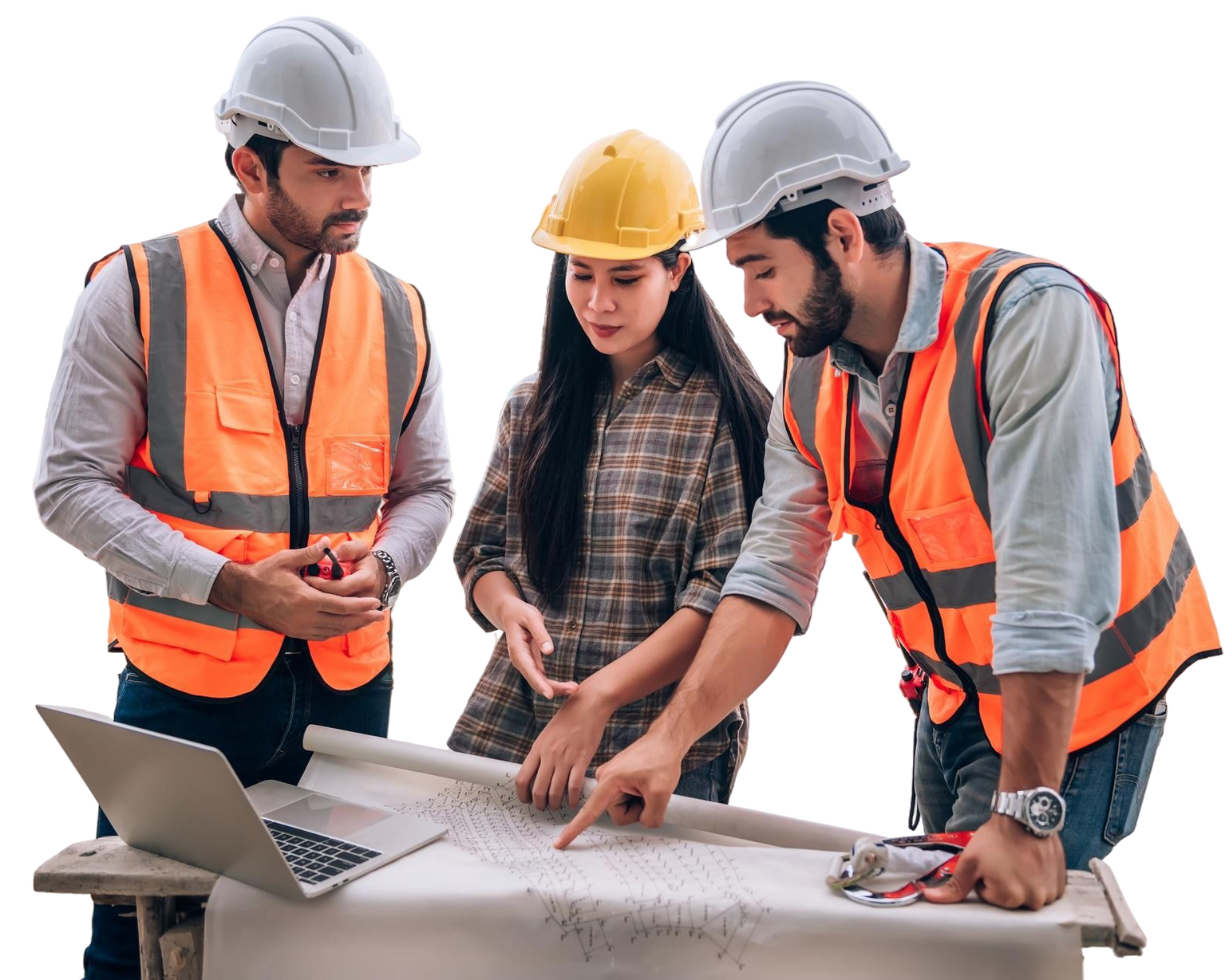 Obreros de la construcción revisando planos, señalando y usando una computadora portátil.