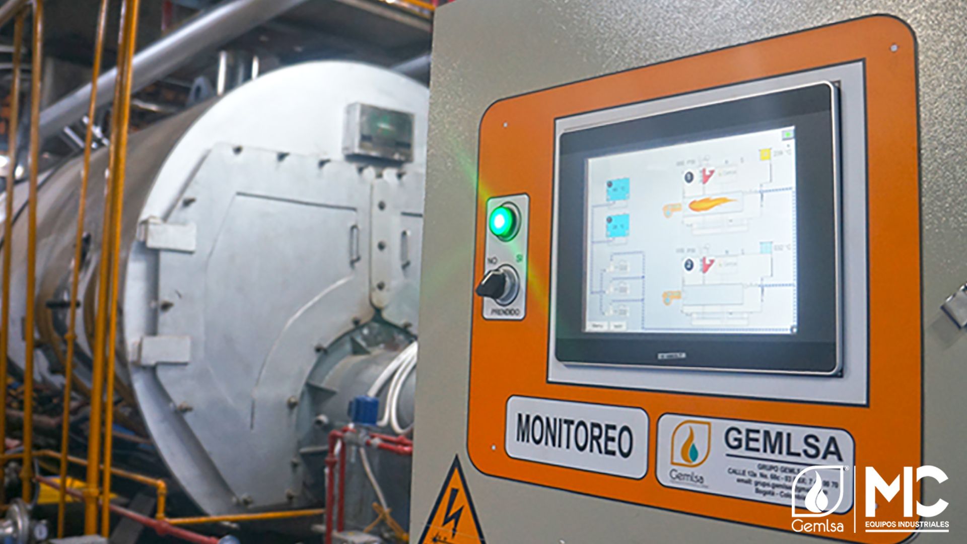 Panel de control industrial con pantalla táctil, sistema de monitorización en el interior de un entorno fabril.