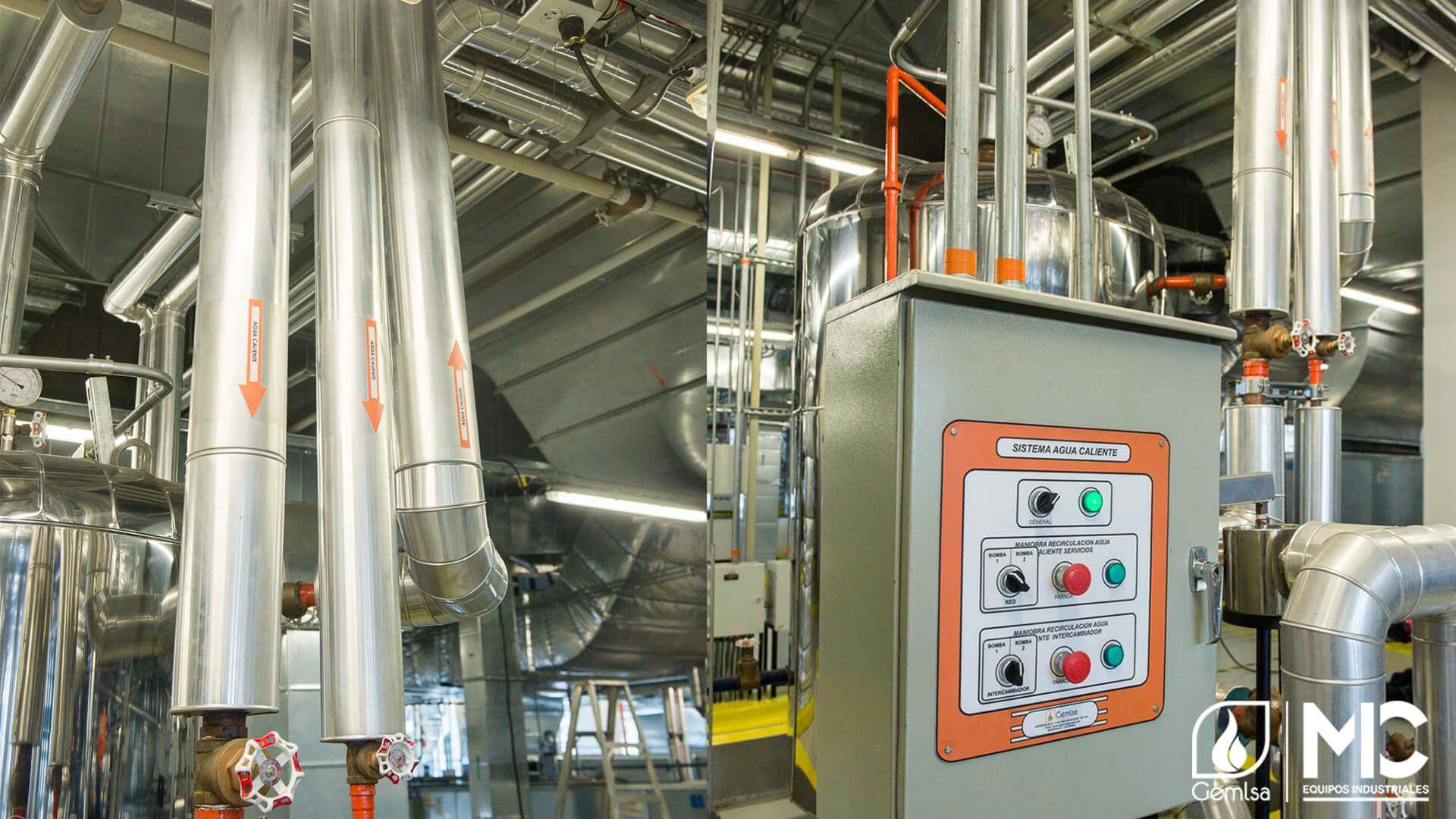 Tuberías industriales, panel de control y sistemas mecánicos en el interior de un edificio.