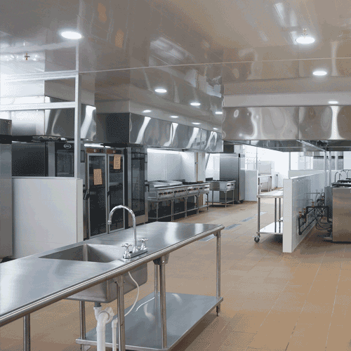 Una cocina con electrodomésticos de acero inoxidable y un fregadero.