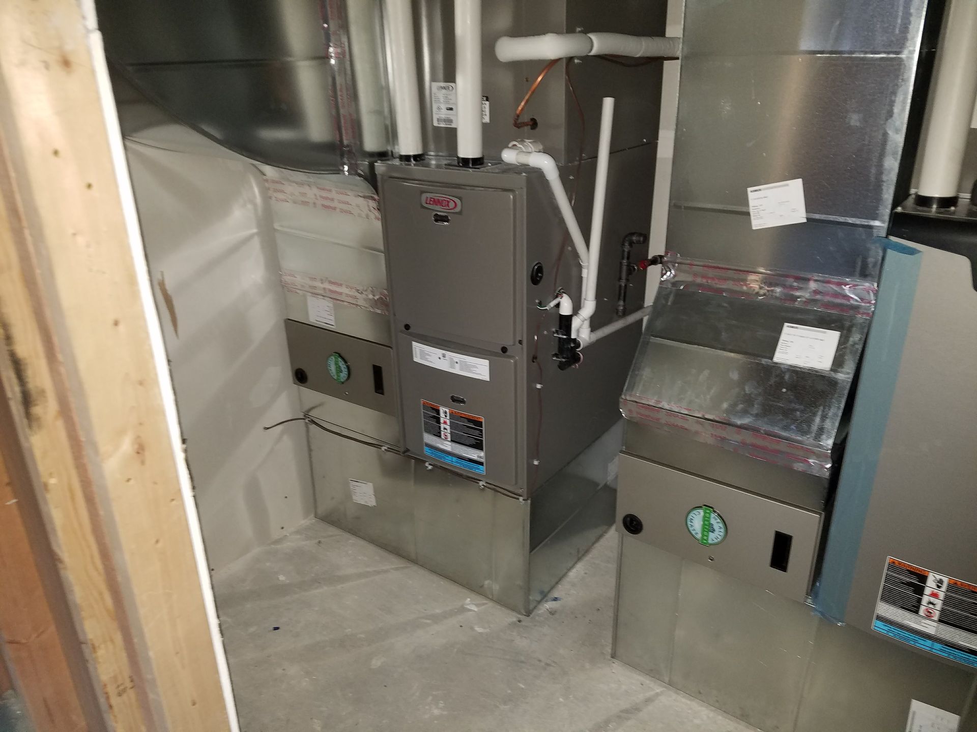 A room with a heating and cooling system in it.