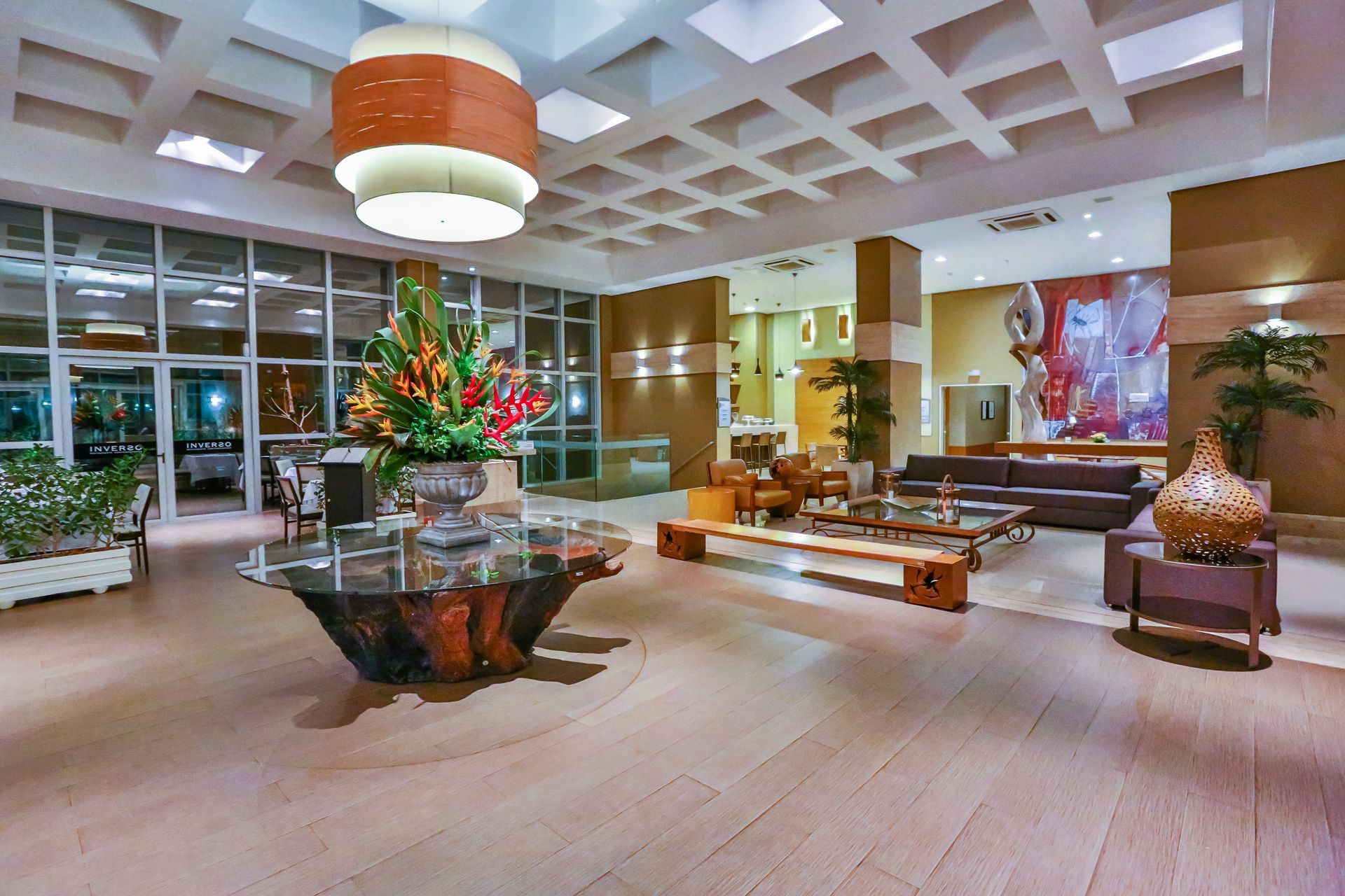 Quarto de Luxo no Jade Hotel em Brasília, com decoração moderna, cama king-size, janelas panorâmicas
