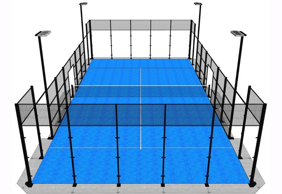 Campo da padel blu con recinzione e illuminazione.