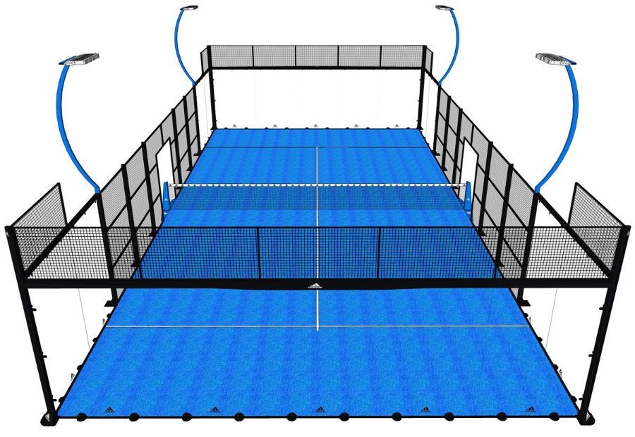 Campo da padel blu con rete, pareti in vetro e illuminazione dall'alto.