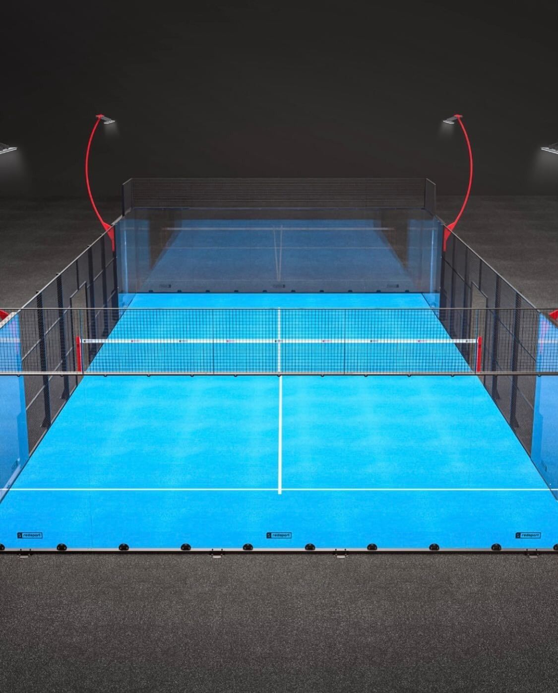 Campo da padel blu con rete, circondato da pareti di vetro e recinzione, con illuminazione interna.