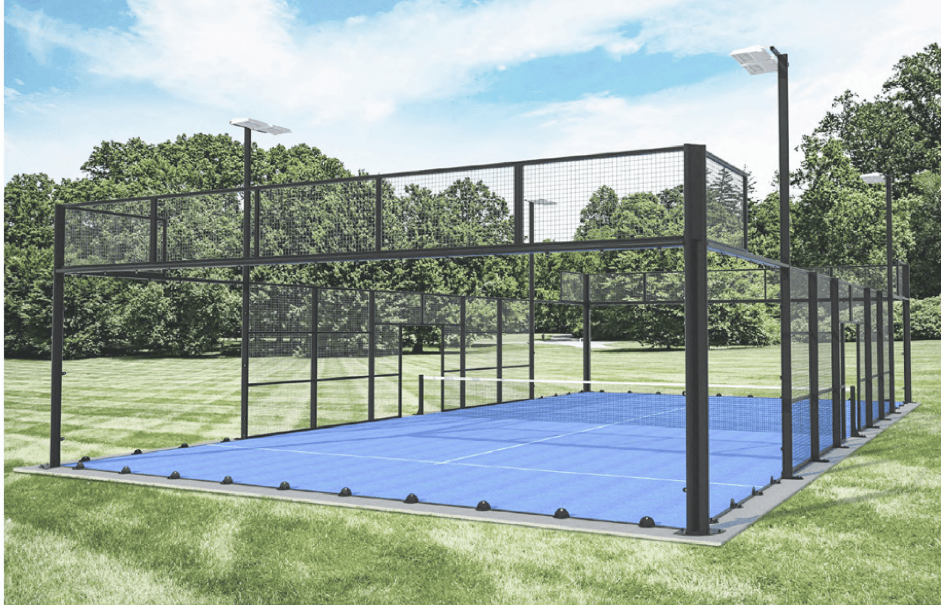 Campo da padel con superficie di gioco blu, circondato da una recinzione nera, in un ambiente erboso all'aperto con alberi