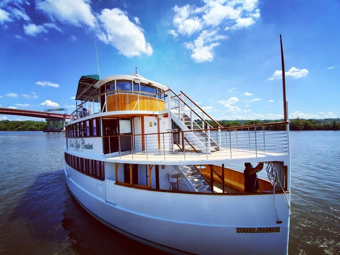 Front shot of the boat — Albany, NY — Dutch Apple Cruises