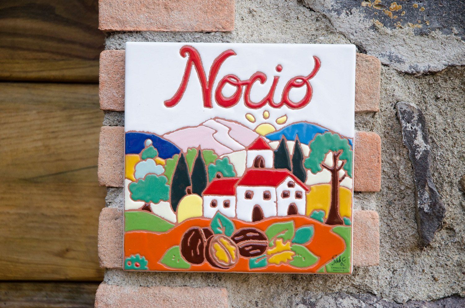 mattonella decorata all'ingresso dell'appartamento per vacanze Nocio