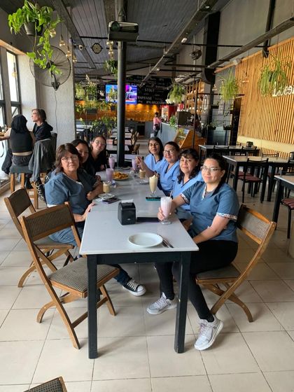 Un grupo de mujeres está sentada en una mesa en un restaurante.