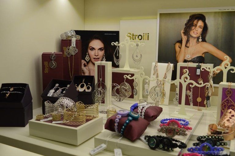 orecchini e collane preziose