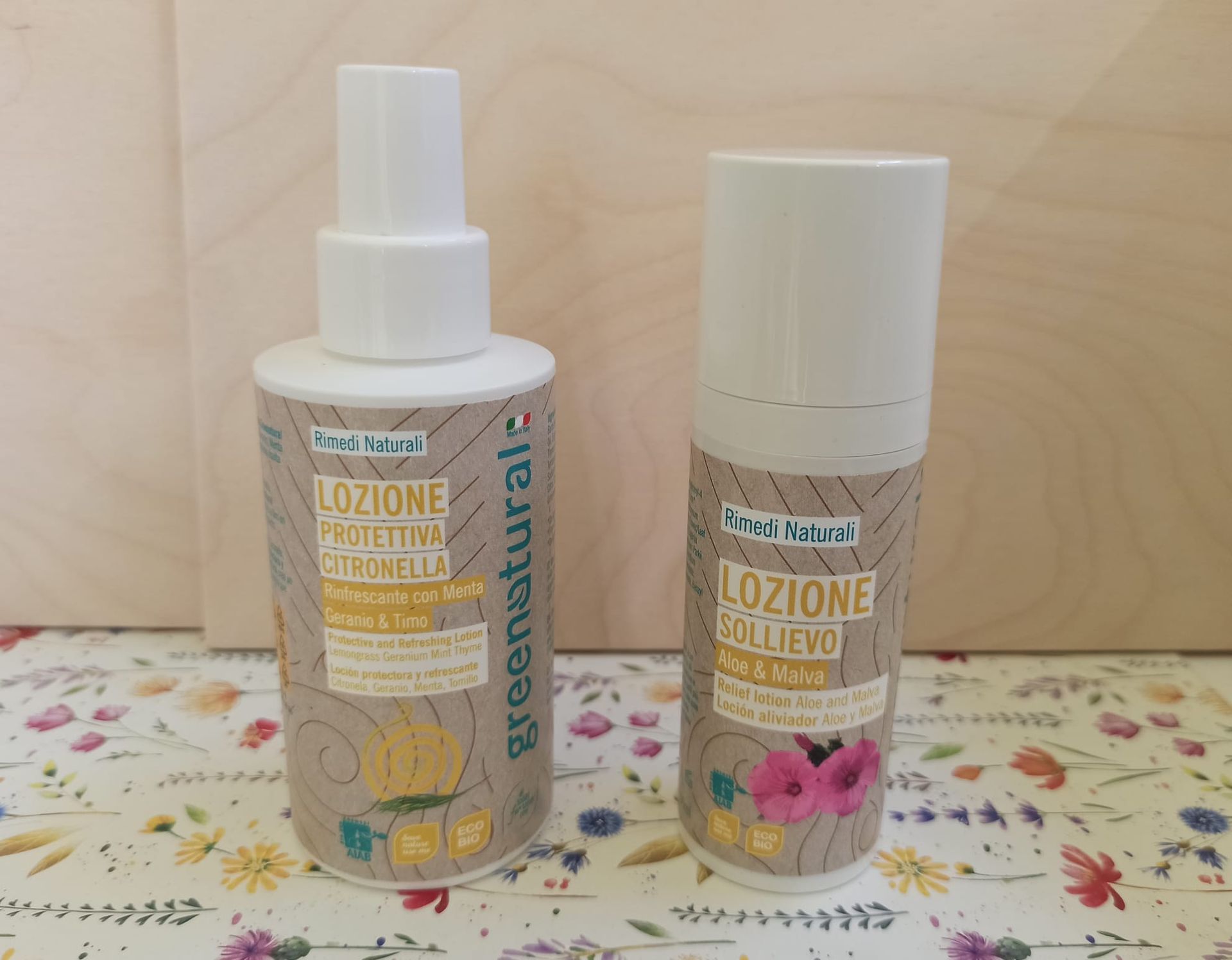 Greenatural linea anti punture di insetti da Airone a Poggibonsi Siena. Lozione protettiva che, con citronella, geranio, menta e timo, crema un film sulla pelle il cui profumo risulta sgradito agli insetti.
Lozione sollievo aloe e malva con proprietà lenitive e disarrossanti.