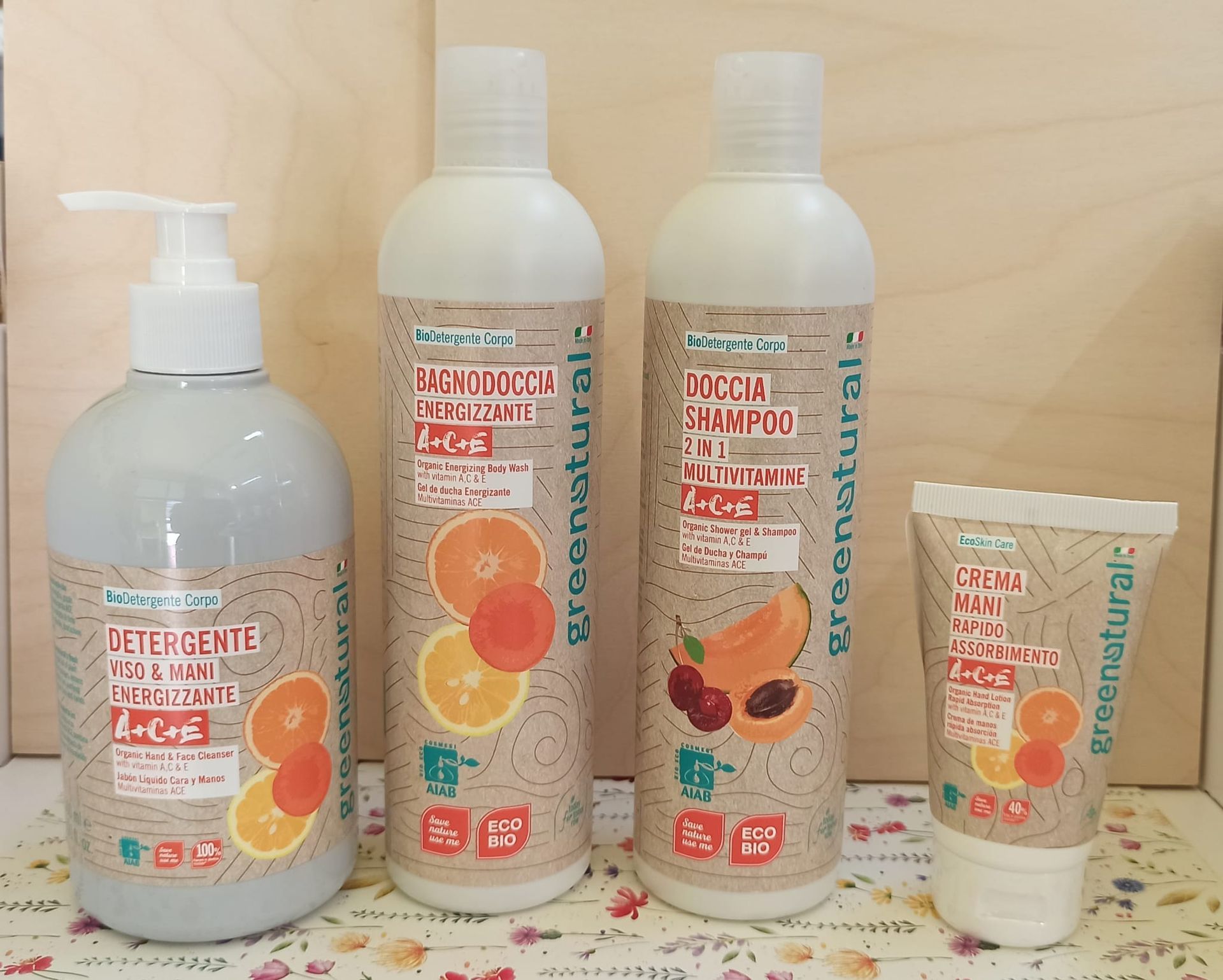 Greenatural linea Ace da Airone a Poggibonsi Siena. Con vero succo di arancia, carota e limone così che la pelle ed i capelli possano beneficiare di tutta l'energia delle italiane A, C ed E.
Detergente viso e mani, bagnodoccia, doccia shampoo e crema mani.