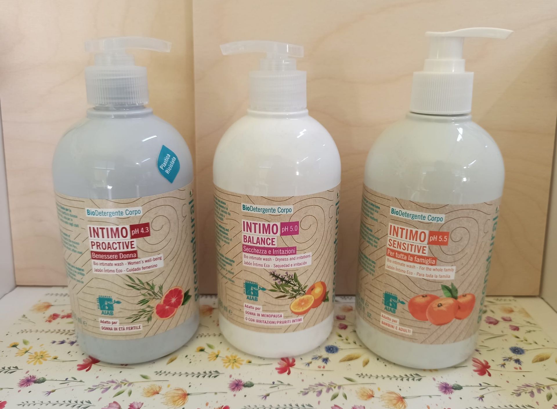 Greenatural linea Original da Airone a Poggibonsi Siena. Bio detergenti ideali per l' uso quotidiano di tutta la famiglia. Con certificazioni Eco Bio Cosmesi e Cosmesi Naturale Icea.
Detergente intimo in tre varianti.