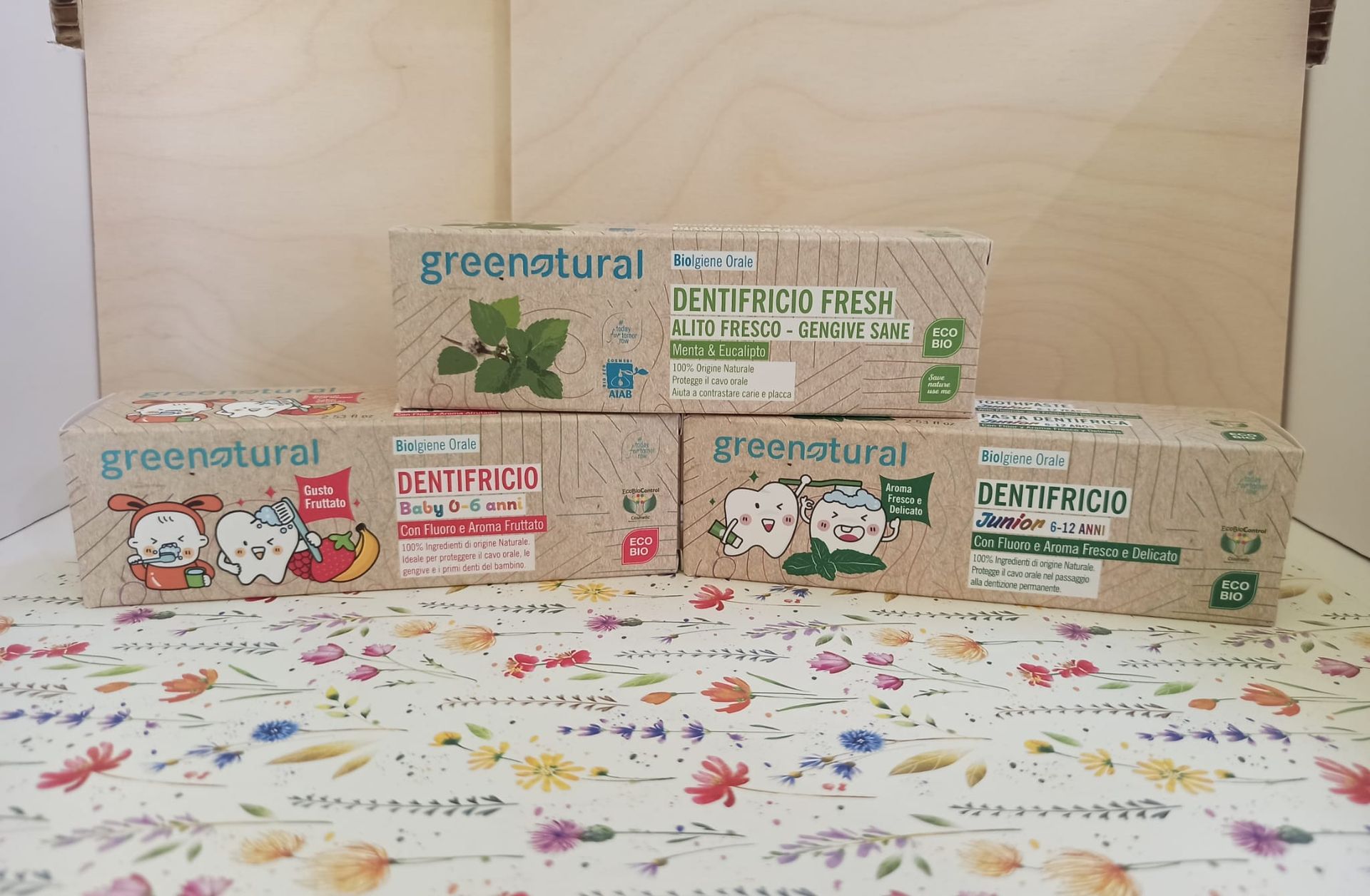 Greenatural linea Original da Airone a Poggibonsi Siena. Bio detergenti ideali per l' uso quotidiano di tutta la famiglia. Con certificazioni Eco Bio Cosmesi e Cosmesi Naturale Icea.
Dentifricio adulti, baby 0-6 anni e junior 6-12 anni.