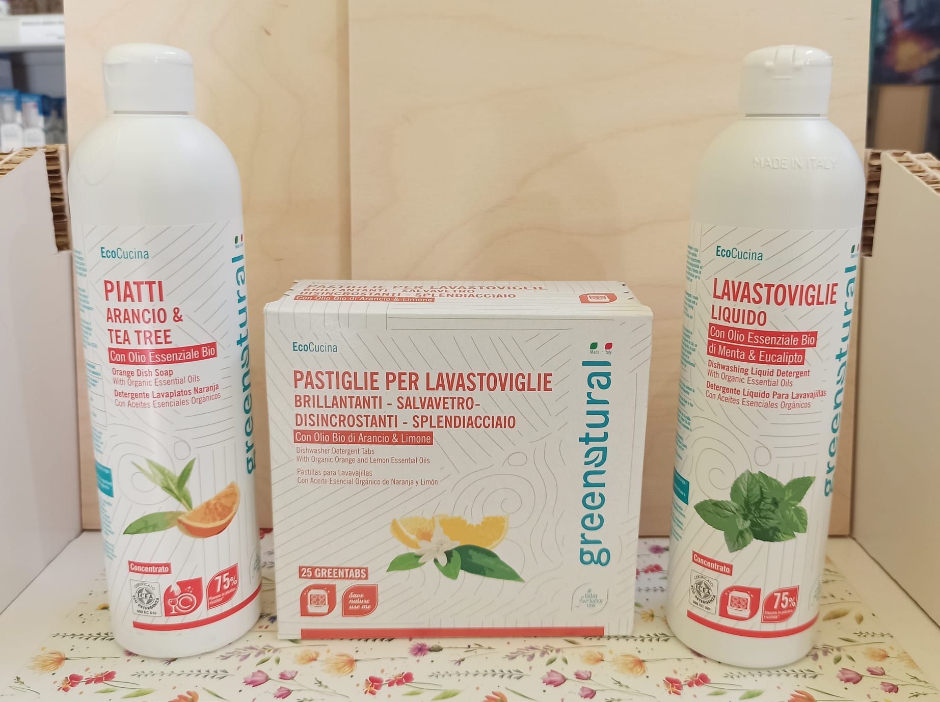 Greenatural da Airone a Poggibonsi Siena. formule altamente biodegradabili con tensioattivi ricavati da oli vegetali di origine biologica.
Piatti a mano, pastiglie per lavastoviglie e liquido per lavastoviglie.