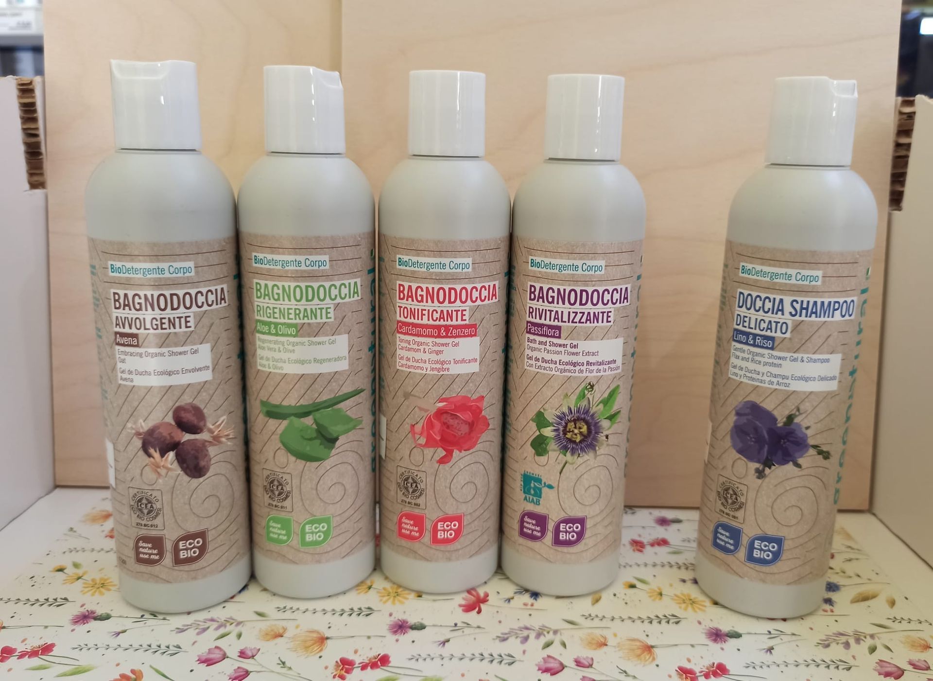 Greenatural linea Original da Airone a Poggibonsi Siena. Bio detergenti ideali per l' uso quotidiano di tutta la famiglia. Con certificazioni Eco Bio Cosmesi e Cosmesi Naturale Icea.
Bagnodoccia avvolgente, rigenerante, tonificante, rivitalizzante e doccia shampoo.