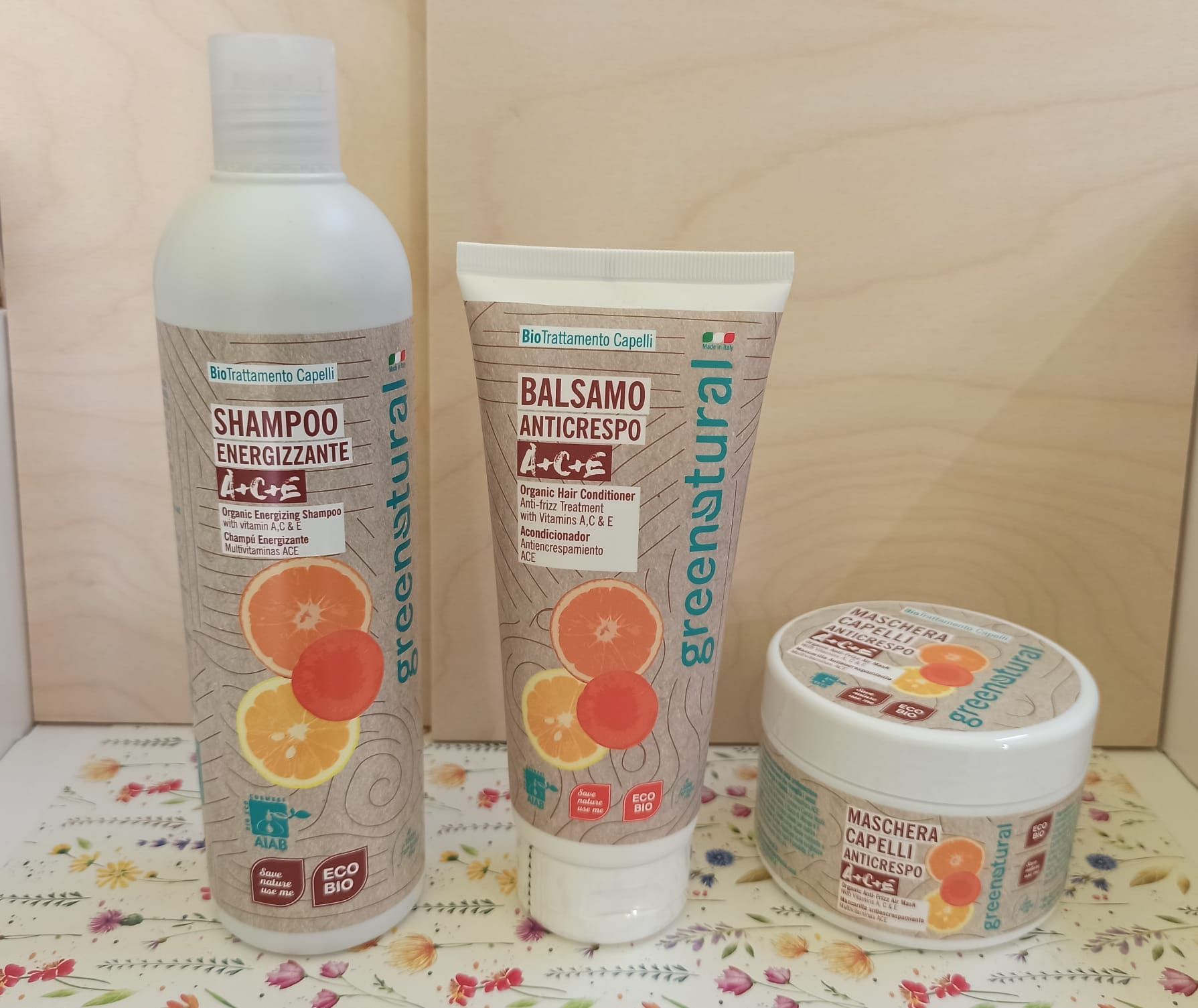 Greenatural linea Ace da Airone a Poggibonsi Siena. Con vero succo di arancia, carota e limone così che la pelle ed i capelli possano beneficiare di tutta l'energia delle italiane A, C ed E.
Shampoo, balsamo e maschera per i capelli.