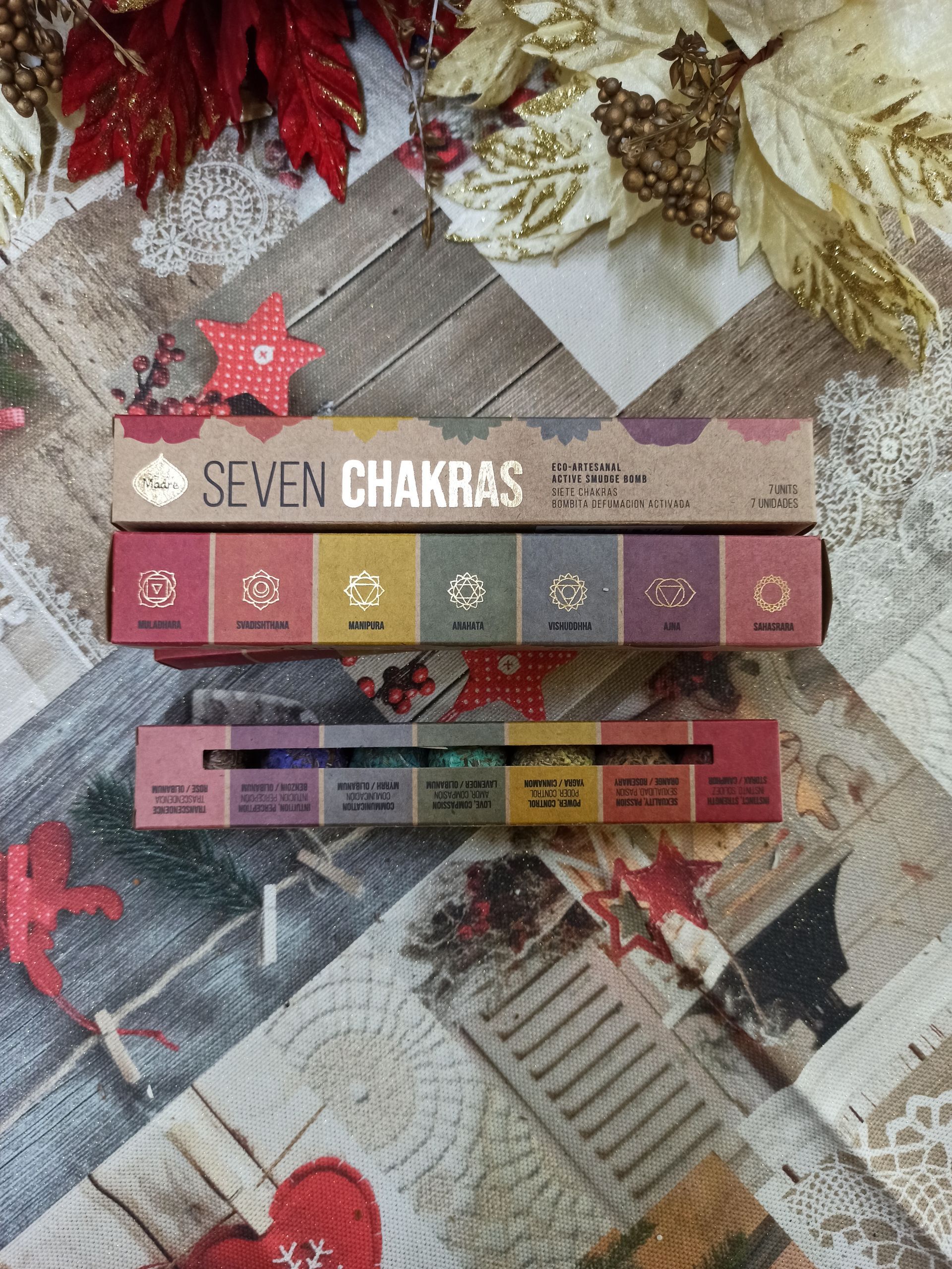 Amami Sette Chakras. bombitas realizzate artigianalmente a mano con erbe, legni, fiori e resine completamente naturali.