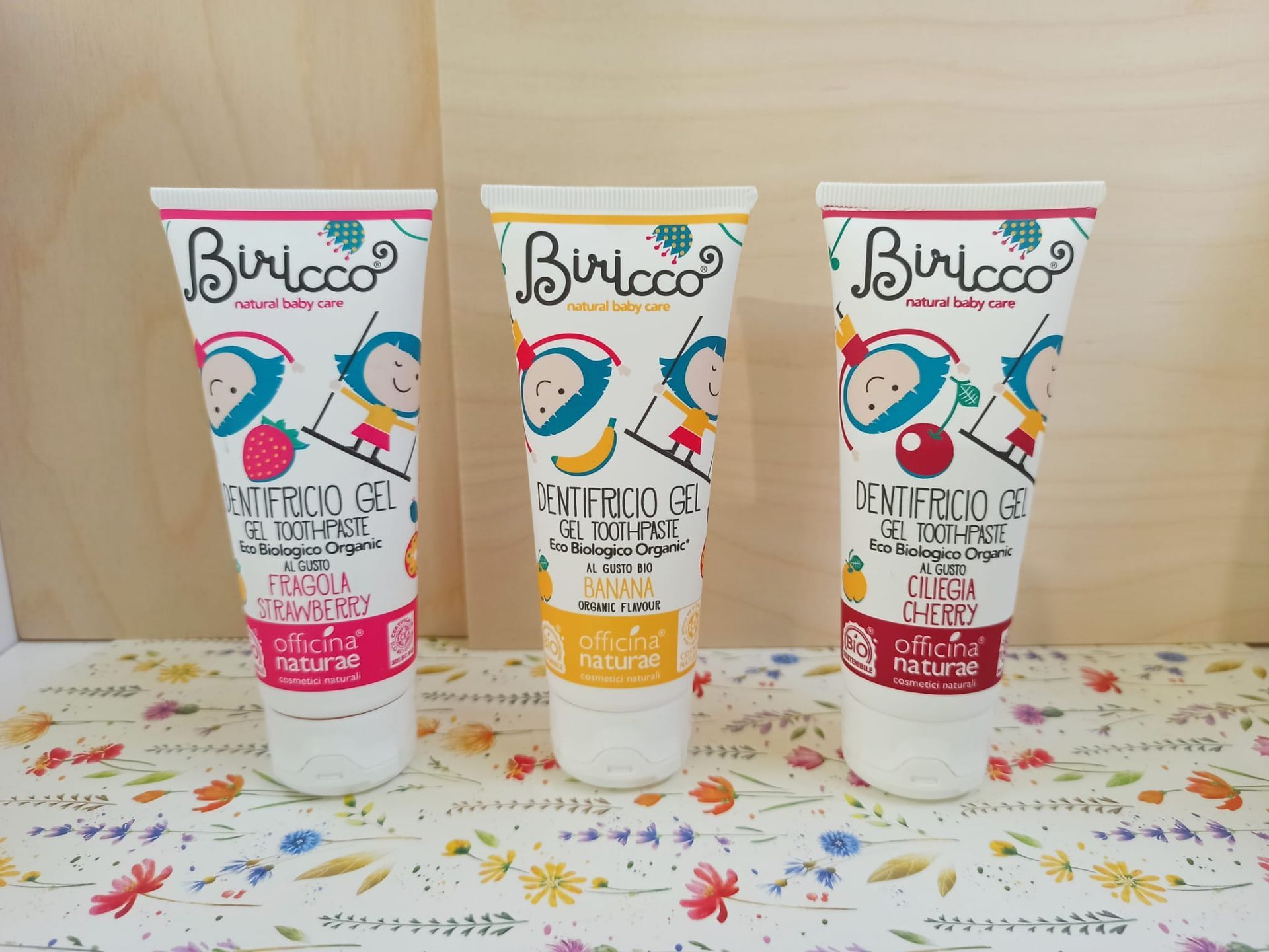 Officina Natura Biricco da Airone a Poggibonsi Siena. linea detergenza bio per neonati e bambini arricchita con preziosi estratti di Mela Cotogna italiana.
Dentifricio gel al gusto di: fragola, banana o ciliegia.