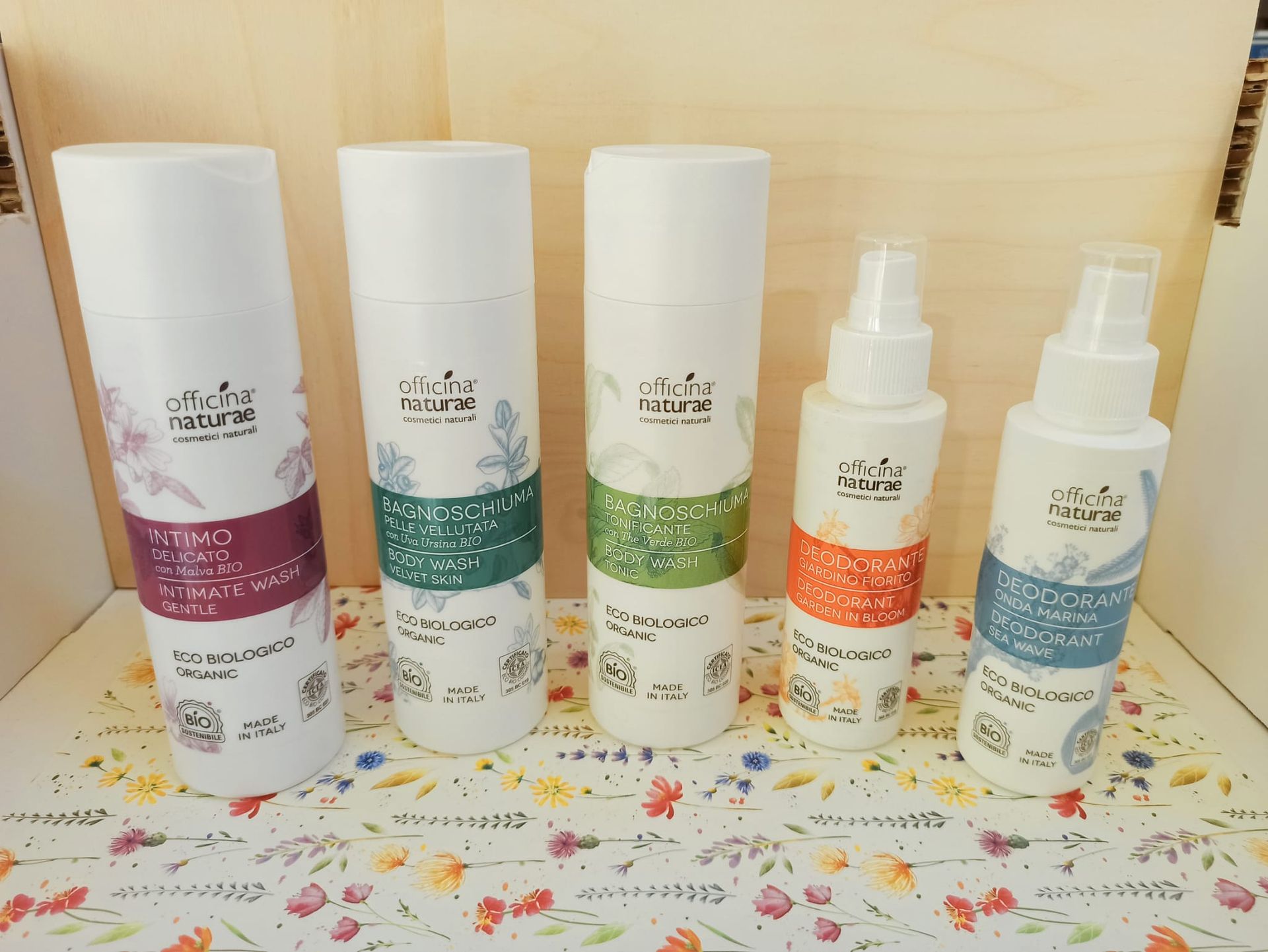 Officina Naturae linea Innovativi da Airone a Poggibonsi Siena. avanzati cosmetici concentrati con dito complessi biologici italiani.
Detergente intimo, bagnoschiuma e deodorante spray.