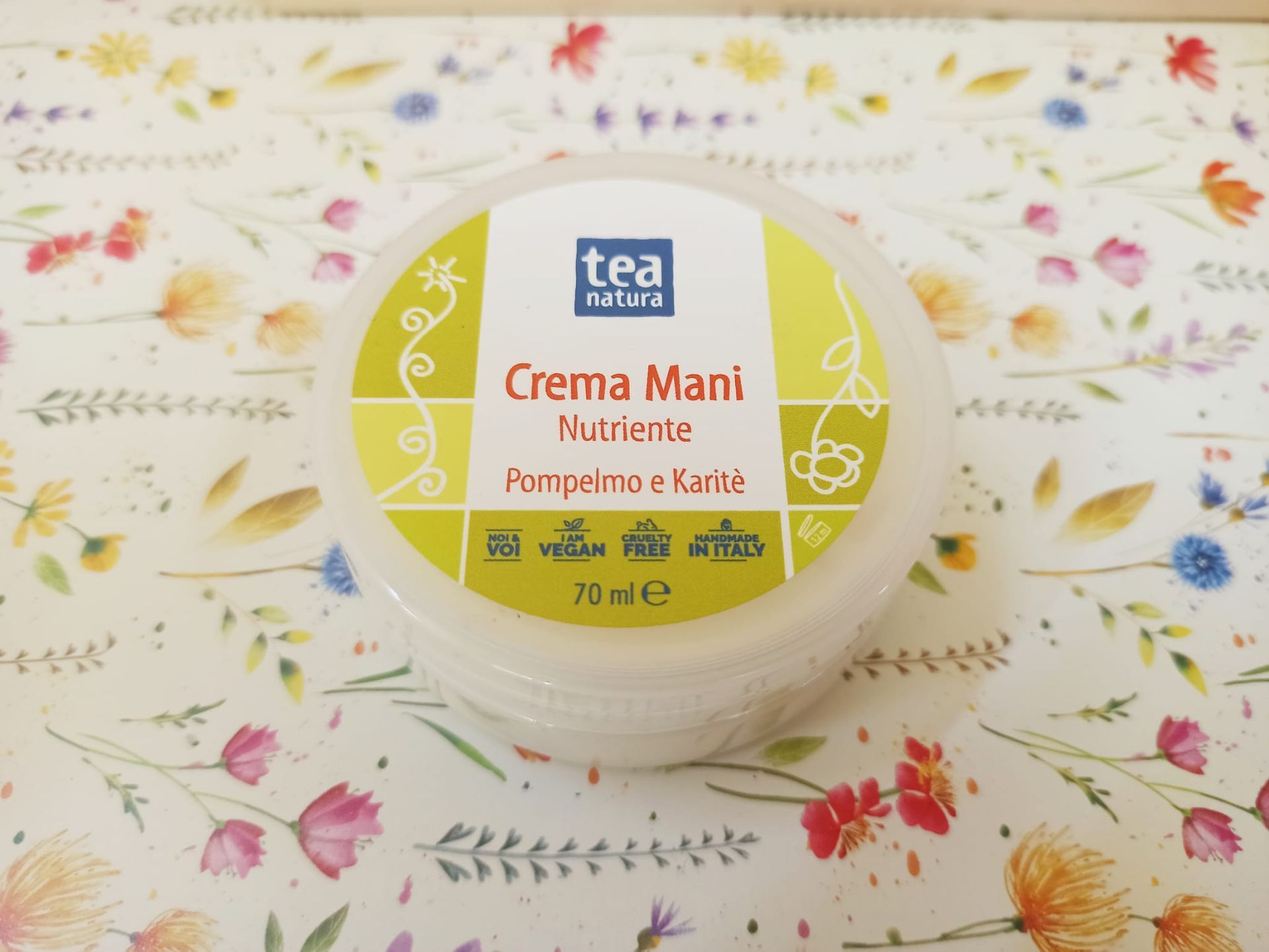 Tea Natura crema mani da Airone a Poggibonsi Siena. nutriente con pompelmo e karité.